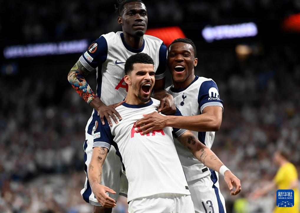 2025LPL全明星周末正赛海报：阳光沙滩，少年逐浪