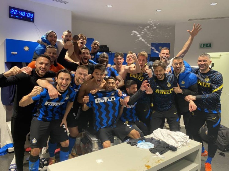 TES提前两轮成为2024LPL夏季赛第一支晋级登峰组的战队！